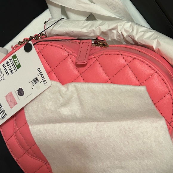 CHANEL HEART BAG - Picture 4 of 6